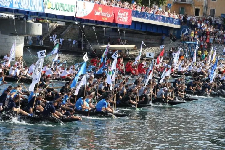 [FOTO] SPEKTAKL NA NERETVI: Na tradicionalnom Maratonu lađa slavila ekipa Gusara iz Komina