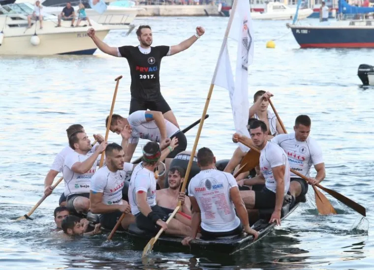 [FOTO] SPEKTAKL NA NERETVI: Na tradicionalnom Maratonu lađa slavila ekipa Gusara iz Komina