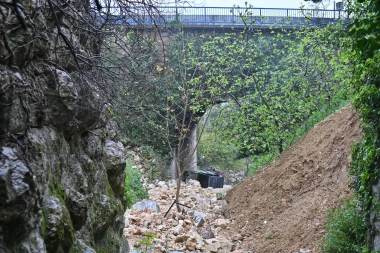 Auto sletio u tunel i zapalio se: Vatrogasci izvukli vozača iz buktinje, bori se za život