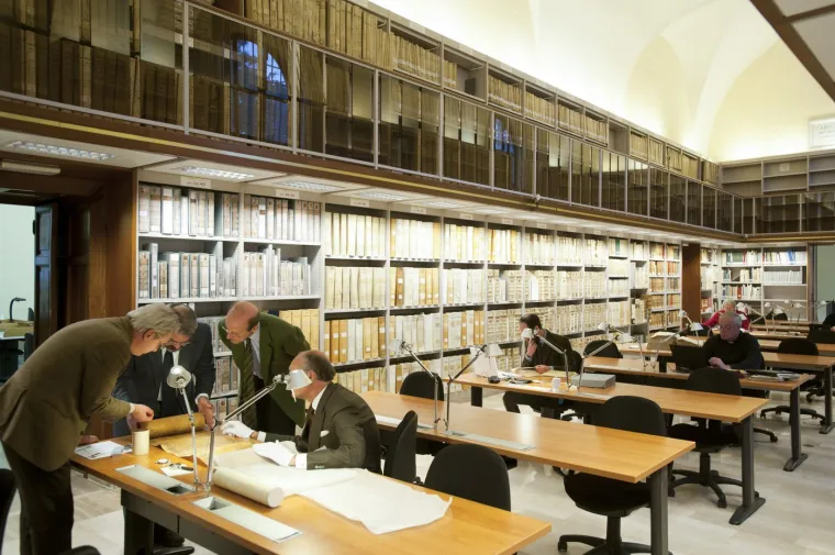 Znanstvenici s odgovarajućim kvalifikacijama mogu podnijeti zahtjev za pristup arhivu, uz pismo priznatih istraživačkih institucija. 