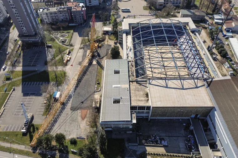 Radovi na Domu sportova u punom jeku, odmah se pojavio problem s gigantskom dizalicom