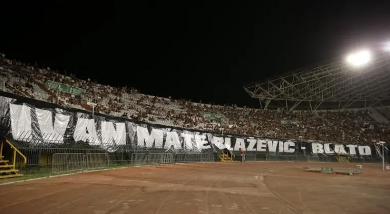 EMOCIJE SU DODIRNULE VRHUNAC: Torcida odala počast svom neprežaljenom članu
