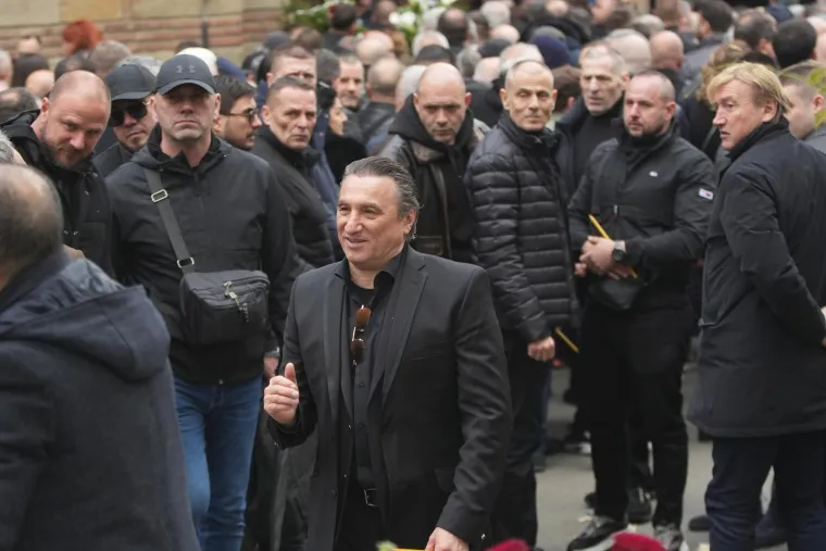Sreten Jocić, poznatiji kao Joca Amsterdam, već je godinama u otvorenom sukobu s Lukom Bojovićem, još jednim istaknutim imenom balkanskog kriminalnog podzemlja. Prema informacijama koje je objavio Blic, ovaj višegodišnji obračun između dvije kriminalne frakcije odnio je najmanje 12 života.