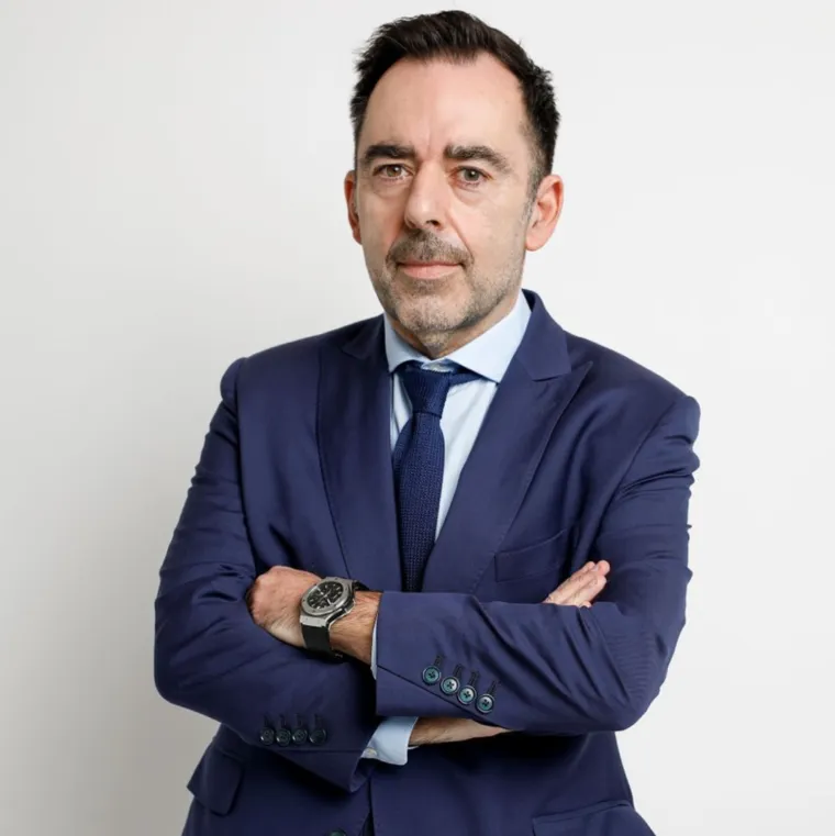Nakon serije talijanskih kandidata tu i jedan Portugalac, a radi se o Carlosu Freitasu. Freitas je trenutačno slobodni sportski direktor s velikim iskustvom u portugalskome nogometu. Radio je u Sportingu i Bragi kao tehnički direktor, a kao sportski direktor ima iskustva u francuskom Metzu, Fiorentini, Vitoriji Guimaraesu i Seraingu.