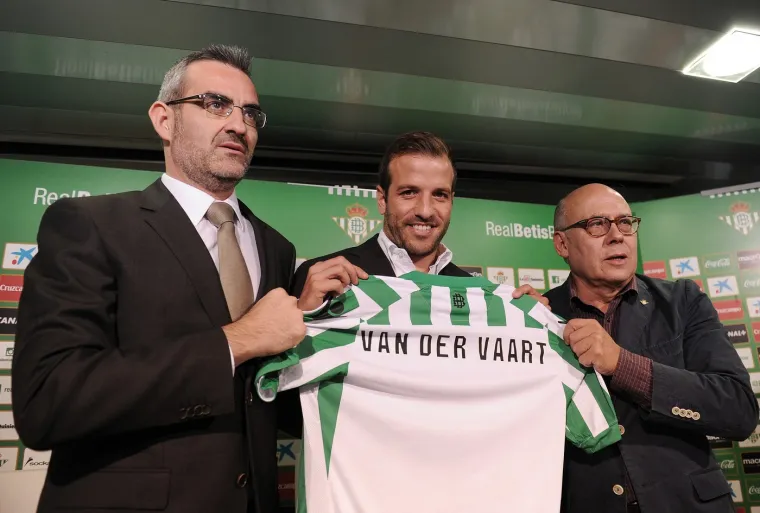 Počeo je prije 25 godina kao skaut Valencije. Bio je i sportski direktor Valencije, potom glavni skaut Liverpoola, zatim tehnički direktor Olympiacosa. Uslijedile su uloge glavnog skauta i sportskog direktora Fiorentine, a zatim je bio sportski direktor Betisa, šef skautske službe u Leicesteru, a onda i u Bordeauxu. Posljednje dvije godine proveo je kao direktor nogometnog odjela u Speziji. Doista impresivan CV.