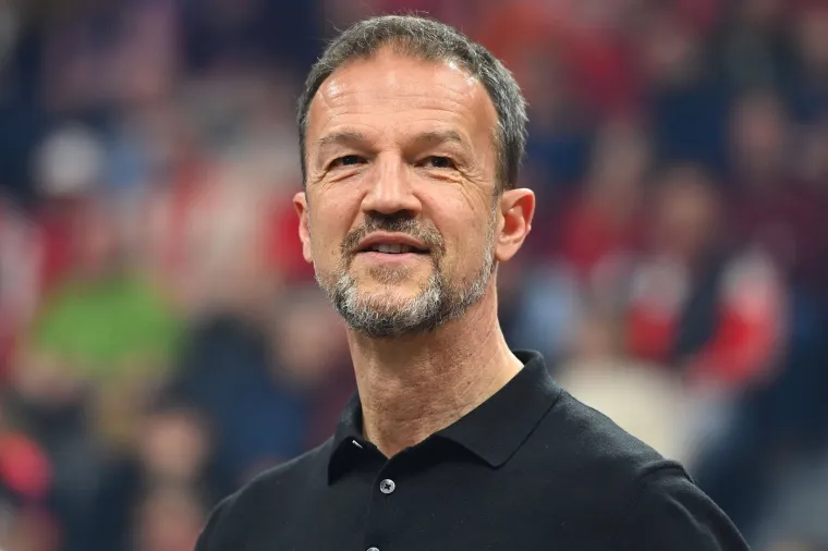 Krajem ožujka su Dinamovi navijači bili na nogama jer se kao kandidat za sportskog direktora prometnuo Fredi Bobić. Radi se o bivšem reprezentativcu Njemačke koji je osim boja njemačkih velikana nosio i dres Rijeke. Fredi kao sportski direktor ima velikog iskustva u njemačkome nogometu. Bio je sportski direktor Stuttgarta, Eintrachta Frankfurt i Herthe.