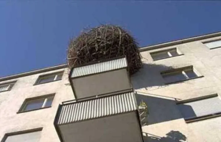 [FOTO] RUSKI BALKONI SU ČISTA UMJETNOST: Mogu pasti svakog trenutka, ali dok stoje su pravi spomenici