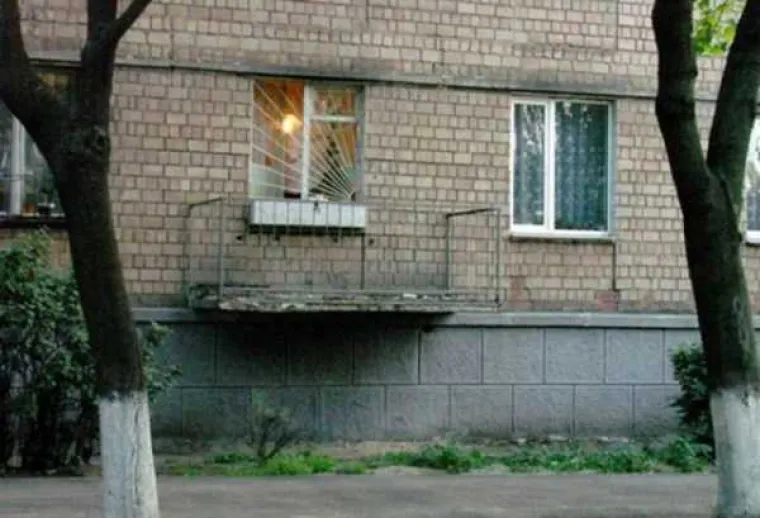 [FOTO] RUSKI BALKONI SU ČISTA UMJETNOST: Mogu pasti svakog trenutka, ali dok stoje su pravi spomenici