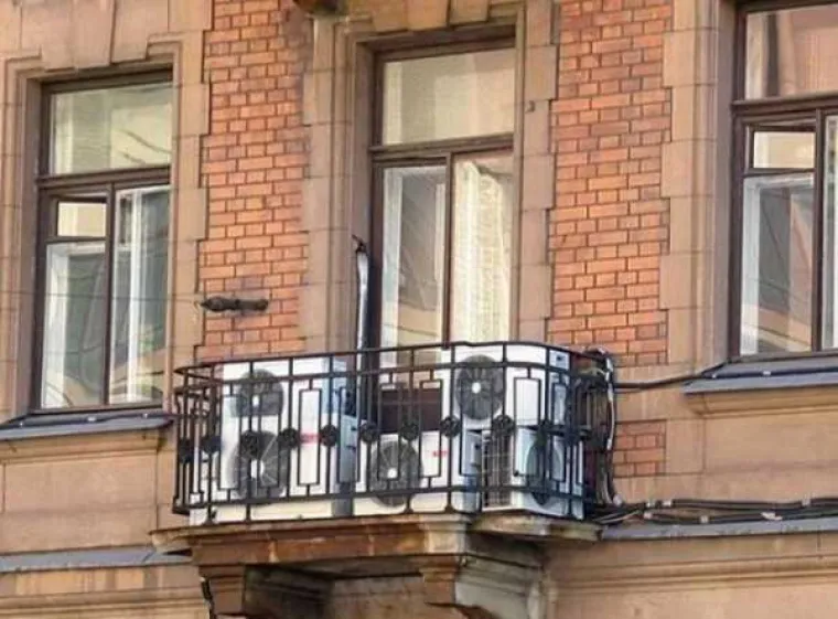 [FOTO] RUSKI BALKONI SU ČISTA UMJETNOST: Mogu pasti svakog trenutka, ali dok stoje su pravi spomenici
