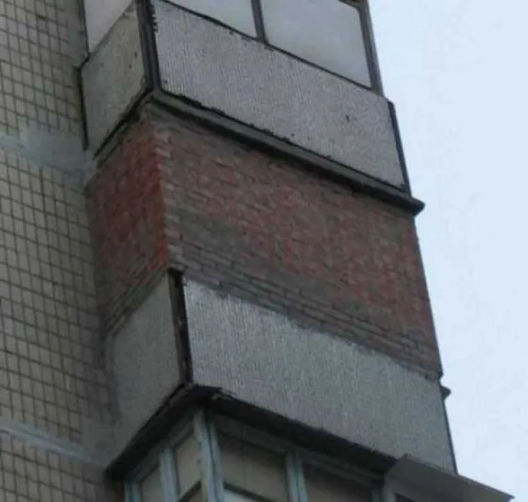 [FOTO] RUSKI BALKONI SU ČISTA UMJETNOST: Mogu pasti svakog trenutka, ali dok stoje su pravi spomenici