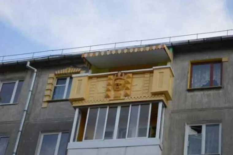[FOTO] RUSKI BALKONI SU ČISTA UMJETNOST: Mogu pasti svakog trenutka, ali dok stoje su pravi spomenici