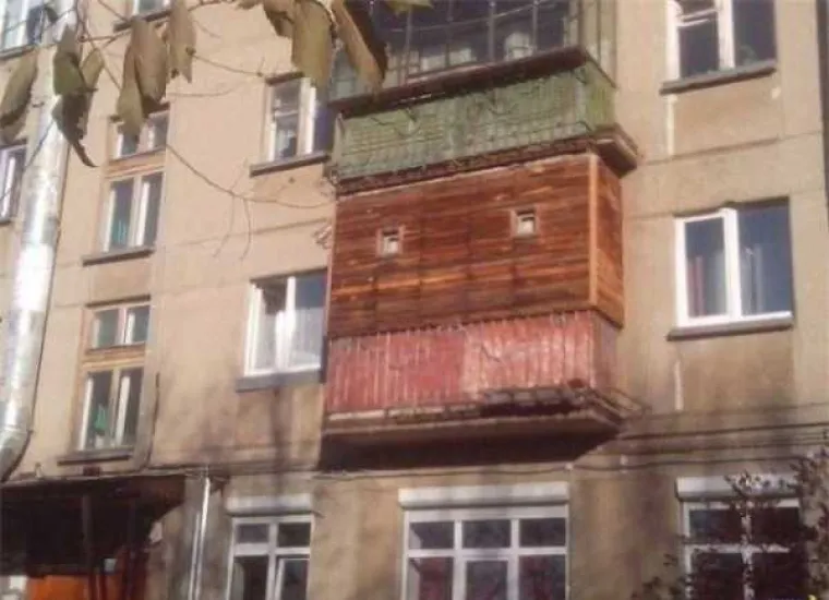 [FOTO] RUSKI BALKONI SU ČISTA UMJETNOST: Mogu pasti svakog trenutka, ali dok stoje su pravi spomenici