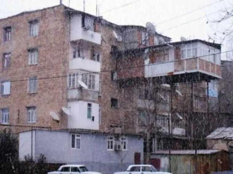 [FOTO] RUSKI BALKONI SU ČISTA UMJETNOST: Mogu pasti svakog trenutka, ali dok stoje su pravi spomenici