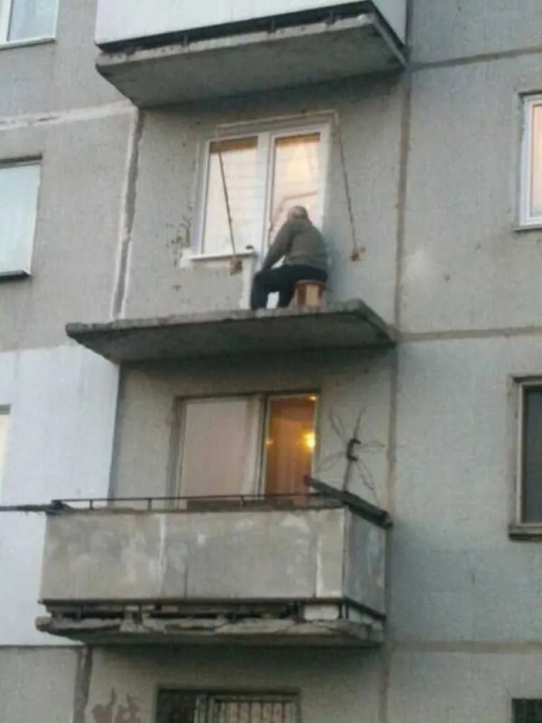 [FOTO] RUSKI BALKONI SU ČISTA UMJETNOST: Mogu pasti svakog trenutka, ali dok stoje su pravi spomenici