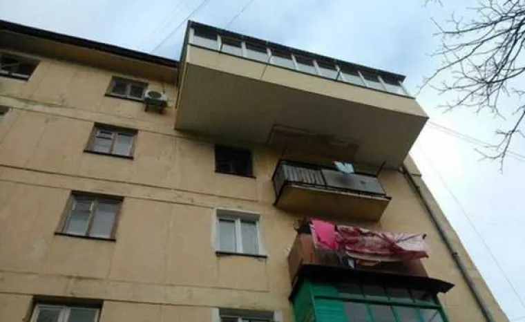 [FOTO] RUSKI BALKONI SU ČISTA UMJETNOST: Mogu pasti svakog trenutka, ali dok stoje su pravi spomenici