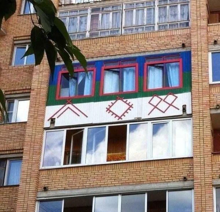 [FOTO] RUSKI BALKONI SU ČISTA UMJETNOST: Mogu pasti svakog trenutka, ali dok stoje su pravi spomenici