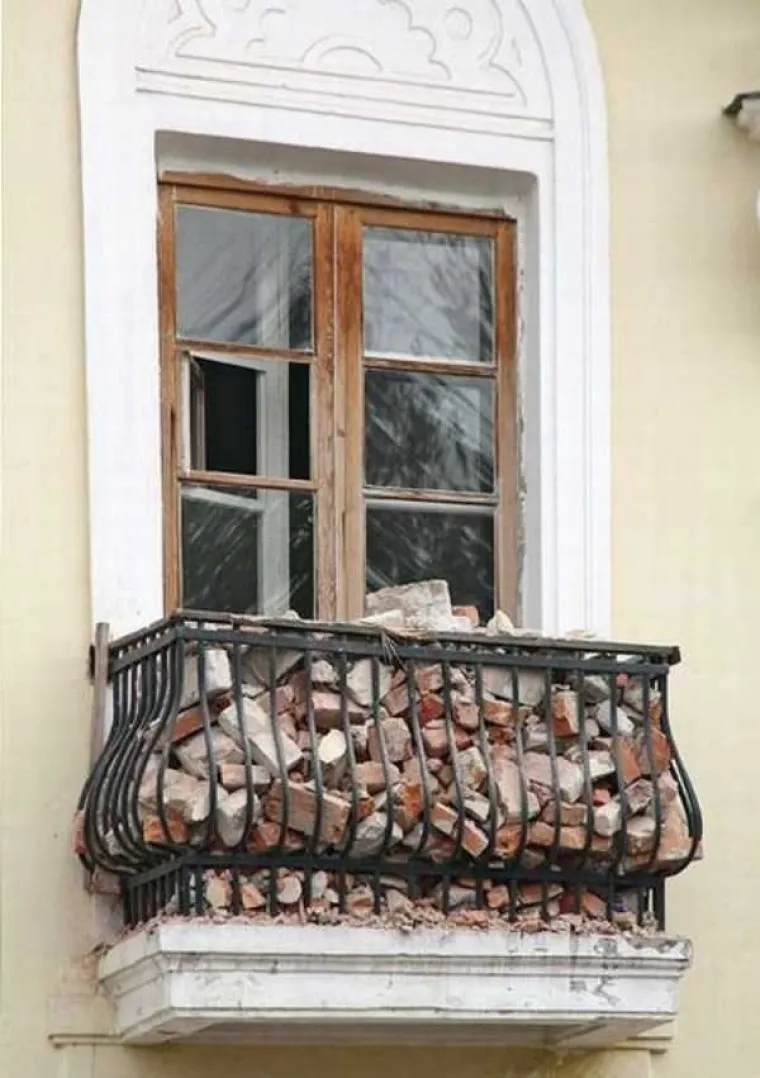 [FOTO] RUSKI BALKONI SU ČISTA UMJETNOST: Mogu pasti svakog trenutka, ali dok stoje su pravi spomenici