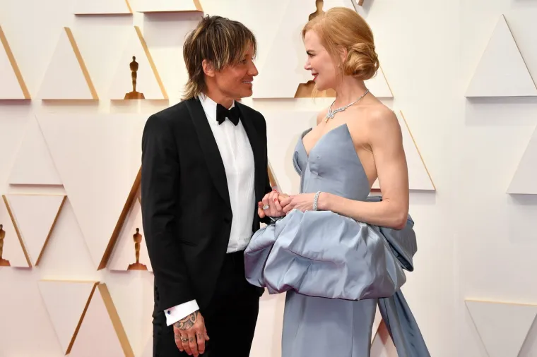 Četiri godine nakon razvoda, na gala večeri na kojoj se u Los Angelesu odavala počast Australcima, Nicole Kidman susrela se s Keithom Urbanom. Jednom je prilikom izjavila: &quot;Bili smo samo dvoje usamljenih ljudi koji su se upoznali u trenutku u kojem su mogli o svemu progovoriti i napokon se otvoriti. Bili smo pomalo preplašeni, ali i hrabri. Silno sam željela novog muškarca s kojim ću moći dijeliti svoj život, a još više sam željela djecu. Bila sam otvorena za sve i spremna na promjene.&quot;