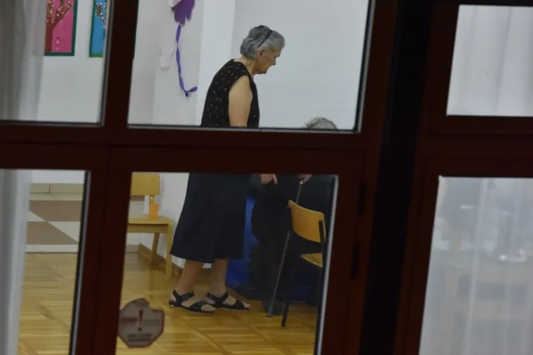 CIJELU NOĆ TRAJALA JE BORBA ZA DRNIŠ: Vatrogasci, vojska i građani na terenu, stanovništvo evakuirano