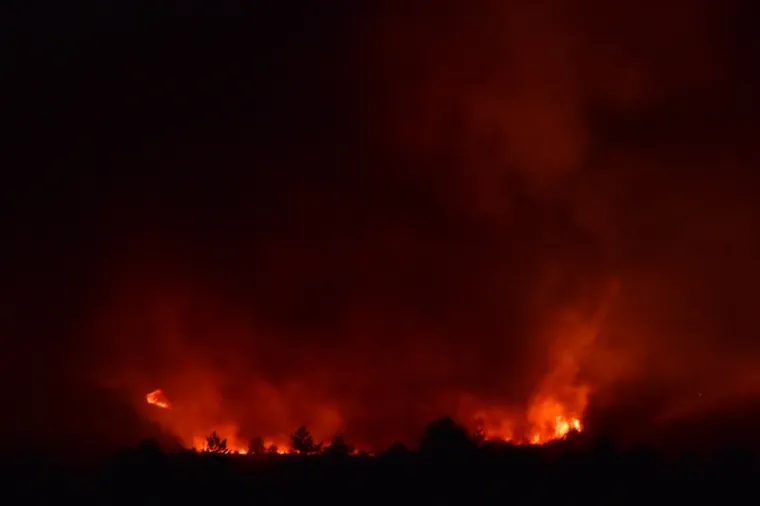CIJELU NOĆ TRAJALA JE BORBA ZA DRNIŠ: Vatrogasci, vojska i građani na terenu, stanovništvo evakuirano