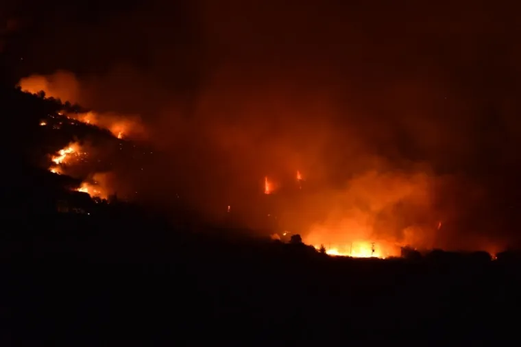 CIJELU NOĆ TRAJALA JE BORBA ZA DRNIŠ: Vatrogasci, vojska i građani na terenu, stanovništvo evakuirano