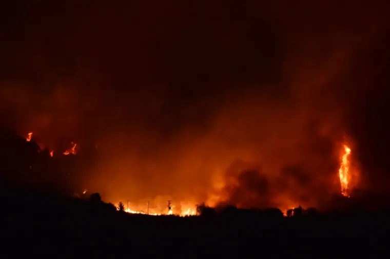 CIJELU NOĆ TRAJALA JE BORBA ZA DRNIŠ: Vatrogasci, vojska i građani na terenu, stanovništvo evakuirano