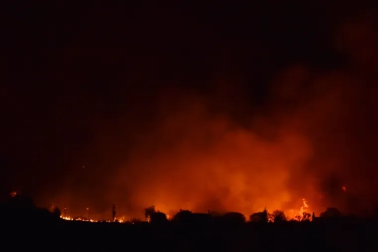 CIJELU NOĆ TRAJALA JE BORBA ZA DRNIŠ: Vatrogasci, vojska i građani na terenu, stanovništvo evakuirano