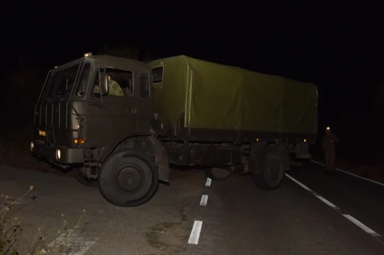 CIJELU NOĆ TRAJALA JE BORBA ZA DRNIŠ: Vatrogasci, vojska i građani na terenu, stanovništvo evakuirano