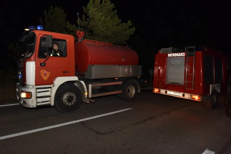 CIJELU NOĆ TRAJALA JE BORBA ZA DRNIŠ: Vatrogasci, vojska i građani na terenu, stanovništvo evakuirano
