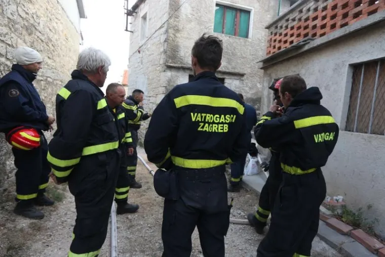 BORBA HRABRIH VATROGASACA: Nakon naporne noći odmaraju se i pripremaju za još jedan dan gašenja požara u Dalmaciji
