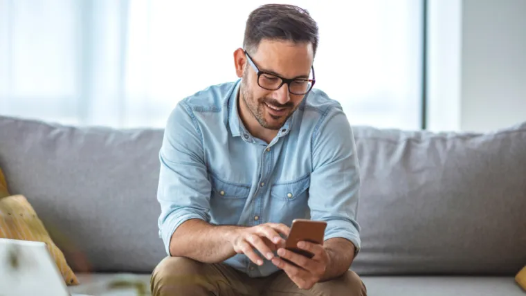 10. Korištenje mobitela - Ležanje na kauču dok koristite mobitel može vam oduzeti godine života. Loše držanje zapravo može dovesti do oslabljene funkcije pluća.