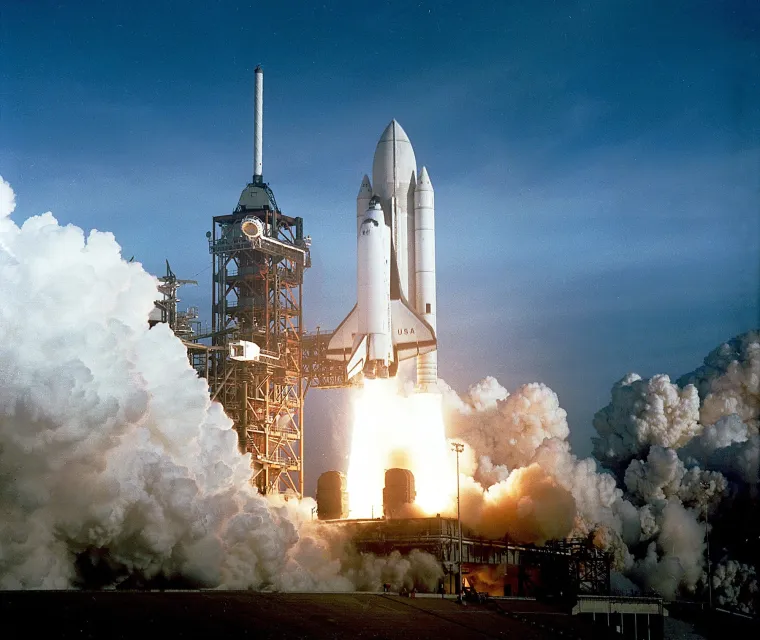 Generirajući gotovo sedam milijuna funti potiska, masivna letjelica teška 4.5 milijuna funti odvojila se od tla. &quot;Poletio je prvi američki Space Shuttle,&quot; objavio je NASA-in komentator Hugh Harris.