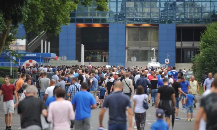 NITI LOŠE VRIJEME NIJE SPRIJEČILO MODRI NAVIJAČKI PUK: Osjetite dašak atmosfere uoči najvećeg hrvatskog derbija