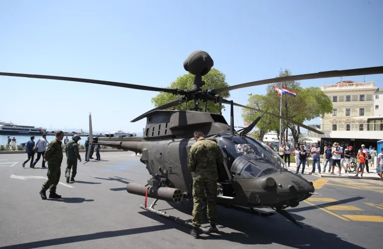 POGLEDAJTE SLIJETANJE HELIKOPTERA NA SPLITSKU RIVU: I raketna topovnjača uplovila u luku