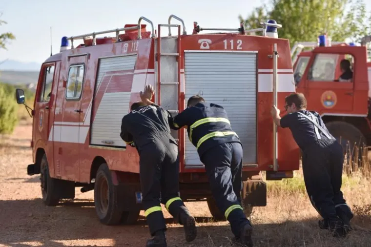 Vatrogasci u okolici Đevrsaka, gdje je jučer izbio veliki požar, krenuli su na novu intervenciju, ali vatrogasno vozilo zbog starosti nisu mogli pokrenuti te su ga morali gurati...