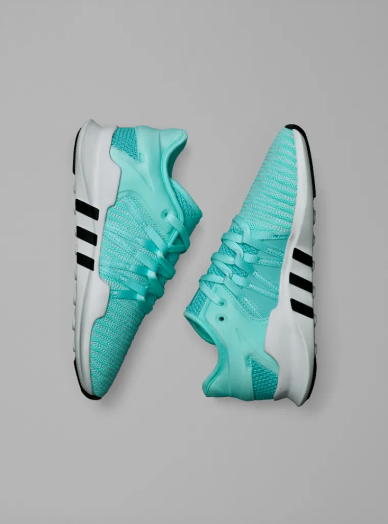 EQT Higlight Pack tenisica za žene s EQT Racing ADV modelom s integriranom stretch-knit tehnologijom te spužvastim AVA potplatom omogućuje maksimalnu udobnost.