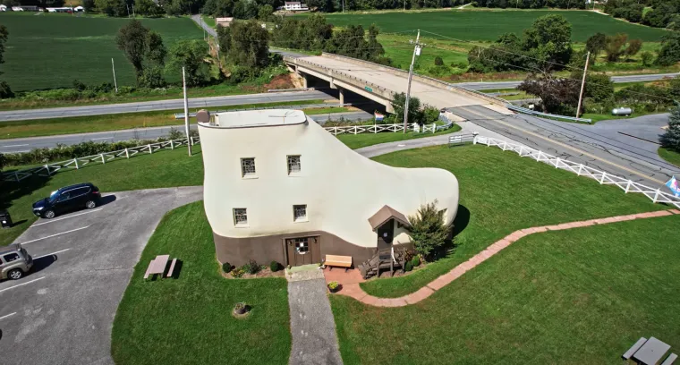 KUĆA CIPELA HAINES, PENNSYLVANIA - Ova kuća u obliku čizme nije iz dječje pjesmice. Izgradio ju je 1948. prodavač cipela Mahlon Haines kao ogromnu reklamu za svoje radne čizme. Navodno je arhitektu dao čizmu i rekao: &quot;Napravi mi ovakvu kuću&quot;. Danas je kuća otvorena za javnost, s dnevnim boravkom u prstima, kuhinjom u peti i slastičarnicom u ristu.