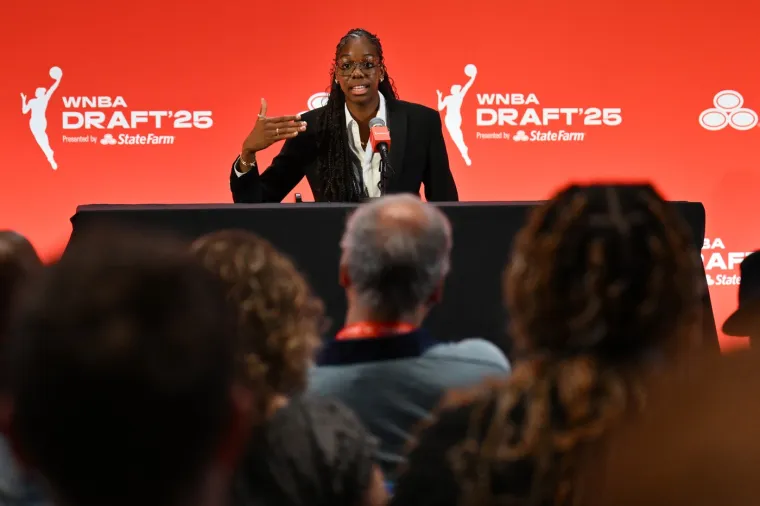 U Seattleu će ju dočekati hrvatska reprezentativka Nika Muhl, koja je nakon prve WNBA sezone otišla u Europu i potpisala za Bešiktaš tijekom pauze od WNBA-a, no doživjela je tešku ozljedu koljena u debiju protiv Fenerbahčea u Eurokupu, pa se sada oporavlja od ozljede.