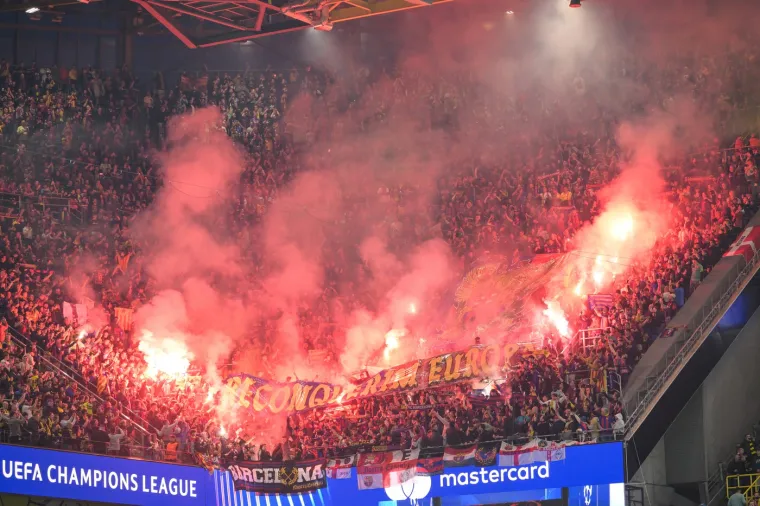 Borussia je nastavila napadati pa je u 20. minuti zaprijetio Bensebaini, ali je pucao ravno u Szczesnyja, dok je u 29. pokušao Beier, ali je i on samo naciljao suparničkog vratara. U prvom dijelu domaćin je najbliže drugom pogotku bio u 37. minuti kada je hitronogi Adeyemi prevario svog čuvara i pucao u bliži kut, ali je i taj pokušaj zaustavio vratar Barcelone.