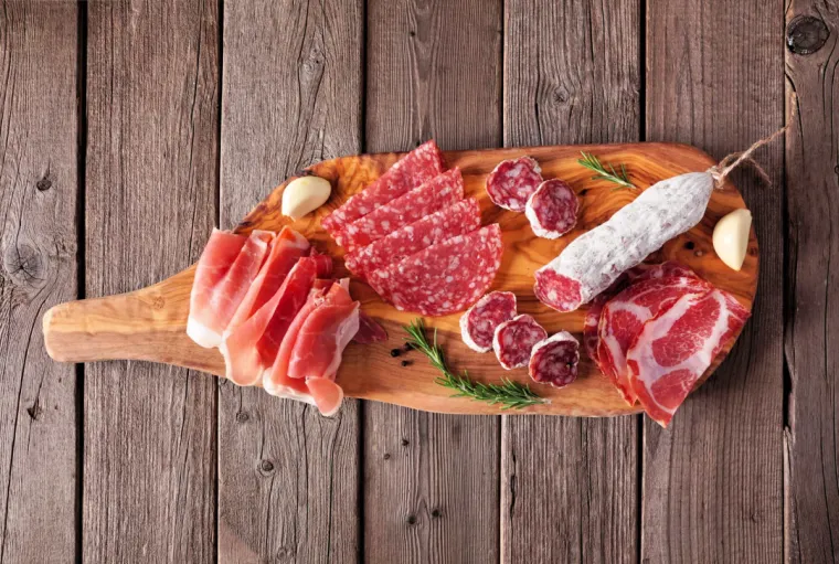 14. Suhomesnati proizvodi: Salame, pršut i slične suhomesnate proizvode nikako ne treba držati u smočnici. Na sobnoj temperaturi brzo se kvare i mogu biti izvor bakterija. U hladnjaku ih čuvajte umotane u papir, a ne u plastiku, kako bi &quot;disali&quot;. Ako su proizvodi ljepljivi, sluzavi ili imaju snažan miris, više nisu za jelo.
