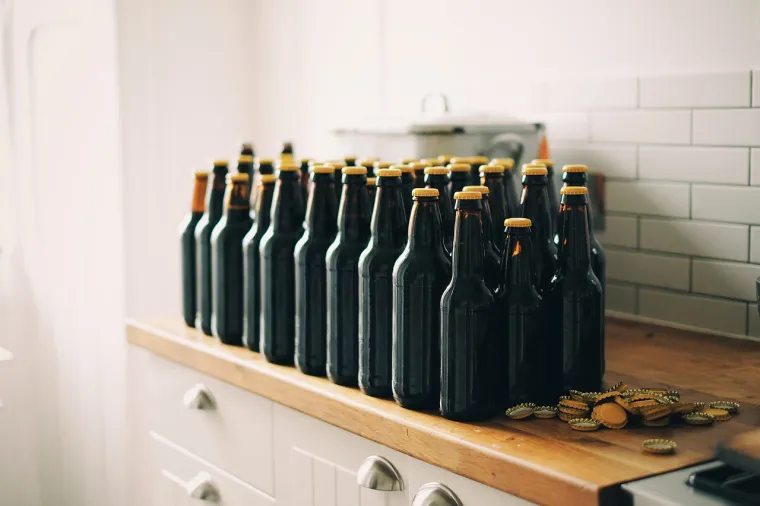 19. Pivo: Može stajati na sobnoj temperaturi, ali pivo se zbog topline i svjetla brzo pokvari. Kroz čep može ući zrak, što mijenja okus i smanjuje kvalitetu pića.
Nakon četiri mjeseca, osobito ako nije bilo u hladnjaku, može imati neugodan okus. Čuvajte ga na hladnom mjestu i konzumirajte na vrijeme.