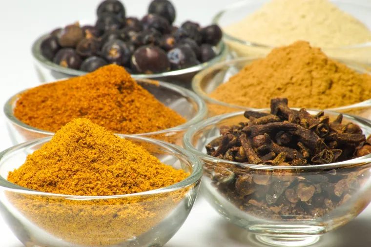 25. Mljeveni začini: Paprika, kurkuma ili muškatni oraščić mogu izgubiti okus i miris već nakon dvije do tri godine. Tada nisu štetni za konzumaciju, ali više neće imati aromu. Ako začin više ne miriši intenzivno kad ga protrljate među prstima znači da se istrošio. Čuvajte začine u tamnim staklenkama, daleko od štednjaka i izvora topline.