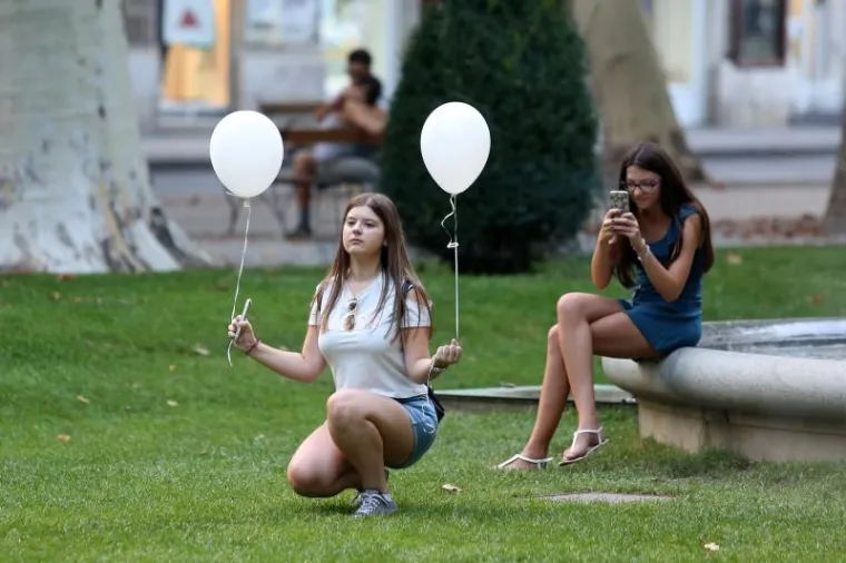 U znak sjećanja na vatrogasce stradale na Kornatima sa Zrinjevca u zrak pušteni su baloni