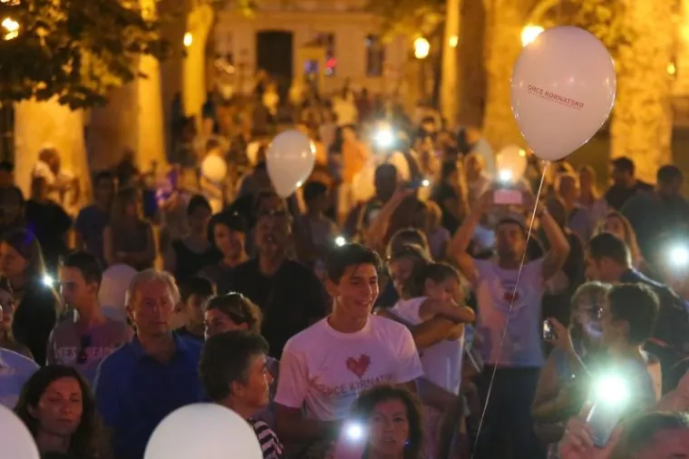 U znak sjećanja na vatrogasce stradale na Kornatima sa Zrinjevca u zrak pušteni su baloni