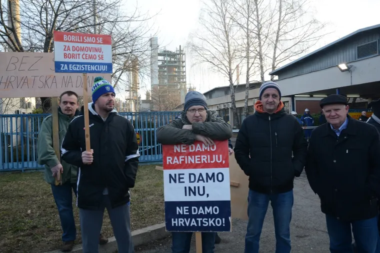 Prosvjed radnika protiv gašenja sisačke rafinerije: 'Borili smo se za domovinu, borit ćemo se za egzistenciju'