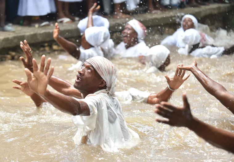 4. Haiti: Na Haitiju, Veliki tjedan (&apos;Semèn Sent&apos; na haićanskom kreolskom) predstavlja fascinantan spoj katoličkih običaja i afričkih duhovnih tradicija vudua. Dok mnogi Haićani prisustvuju katoličkim misama i procesijama sličnim onima u drugim katoličkim zemljama, ovaj period također obilježavaju jedinstveni lokalni običaji. 