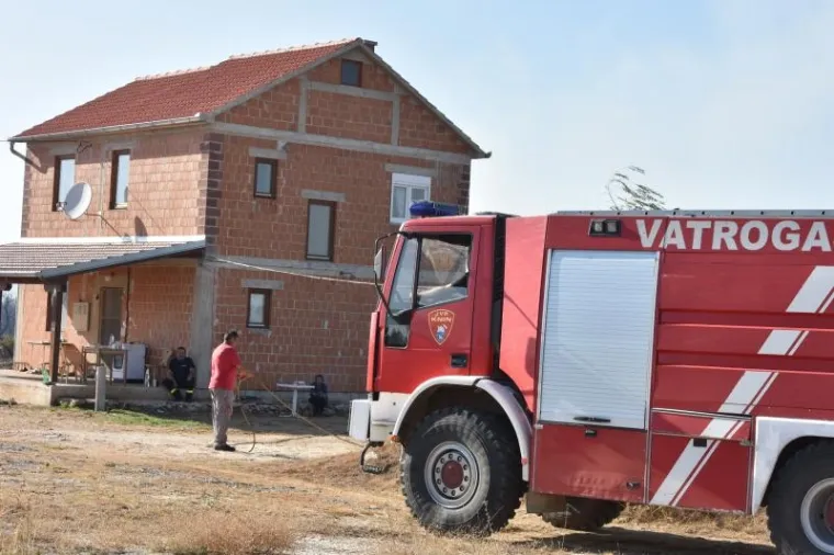 TEŠKA BORBA U KISTANJU: Vatrogasci se satima borili protiv vatrene stihije, plamen i dalje aktivan