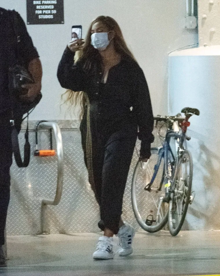 BEYONCE OKINULA SELFIE ONAKO KAKO VI TO NISTE NAPRAVILI VEĆ GODINAMA: Hoće li ova fotka pokrenuti novi trend?