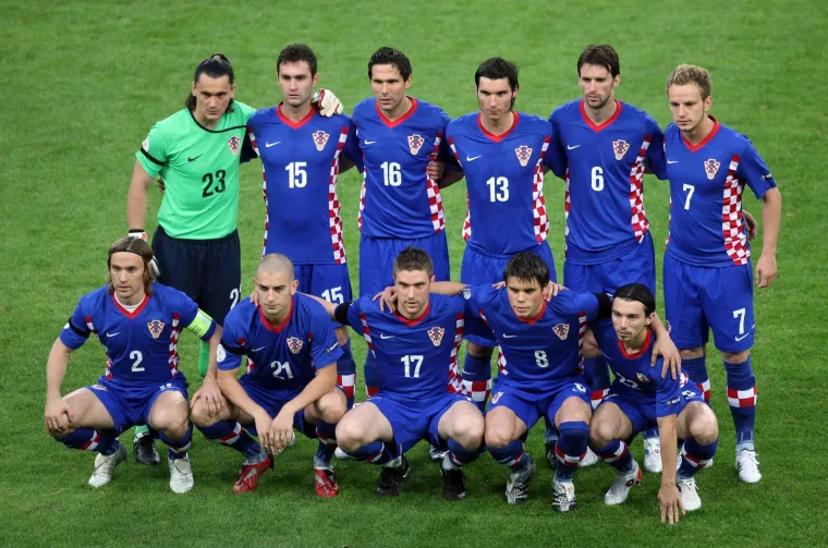 DAN KOJI SE PAMTI: 16.06.2008, Stadion Worthersee -  Klagenfurt, Austrija - Treća utakmica Hrvatske reprezentacije na EURO 2008.  protiv reprezentacije Poljske. Hrvatska je bila u skupini B sa reprezentacijama Austrijom, Njemačkom i Poljskom. Stoje s lijeva: Vedran Runje, Ivica Križanac, Jerko Leko, Nikola Pokrivač, Hrvoje Vejić, Ivan Rakitić. Dolje s lijeva: Dario Šimić, Mladen Petrić, Ivan Klasnić, Ognjen Vukojević, Danijel Pranjić. Hrvatska je tu utakmicu pobijedila s 1-0 golom Klasnića. Sve suparnike u skupini Vatreni, koje su tad vodili izbornik Slaven Bilić i pomoćnici Nikola Jurčević, Robert Prosinečki i Aljoša Asanović, su pobijedili. 