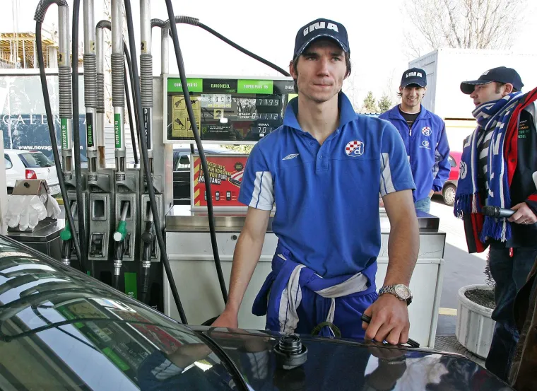 12.03.2007., Zagreb - Igrači Dinama na bezinskoj pumpi kod Španskog toče gorivo kupcima koji su došli točiti gorivo. Nikola Pokrivač.
